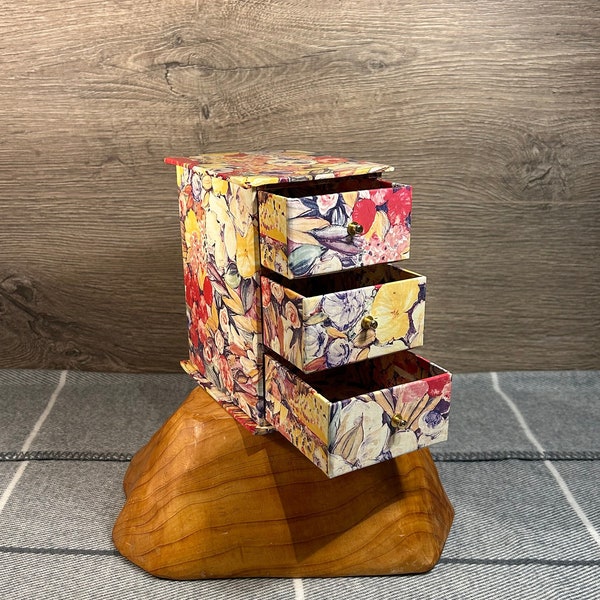 petite boîte de rangement 3 tiroirs en carton à découpage en papier mâché | Motifs floraux et décoration intérieure des années 1990 | Stockage de bijoux et de donjons