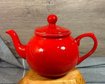 Preloved Large Ceramic 2.3 Pint Gloss Cherry Red Teapot with White Inside