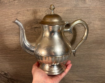 Vintage 1.1kg Heavy Silver Tone Pedestal Demi Reeded Coffee Teapot / Coleccionables tradicionales de Kitchenalia / Elementos esenciales de la parte del té de la tarde