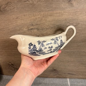 Vintage Old Willow Heron Cross Pottery Dark Navy Blue & White Gravy Sauce Boat Made in England Traditional English Kitchenalia Collectible zdjęcie 1