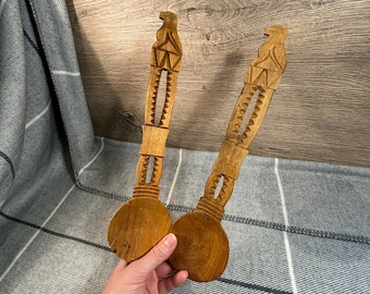 Vintage handgeschnitzter, leichter hölzerner Indianer-Totemvogel-Löffel und Gabel, Salat-Servierbesteck | Indigene Totem-Kitchenalia-Kunst