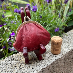 Monedero de cambio pequeño de cuero rojo real genuino vintage / Monedero de damas de moneda retro / Embrague de efectivo con bloqueo de beso dorado / Accesorios modernos de mediados de siglo
