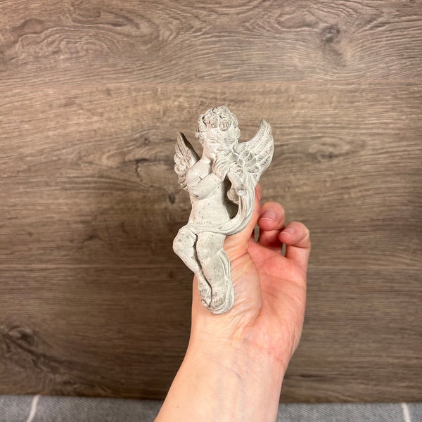 Petite sculpture de bébé chérubin musical en céramique vintage à suspendre | Accessoire mural ange ailé jouant de la flûte en plâtre | Petite oeuvre d'art Cupidon Eros