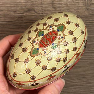 Preloved Fabergé lithografierte Metallei-Replik des Renaissance-Eies von 1894 - Mehrzweck-Schmuckschatulle mit Deckel