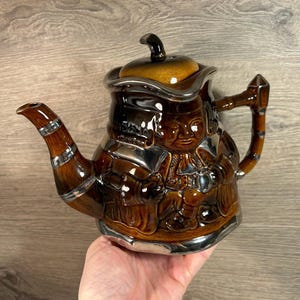 Tetera Toby Jug vintage de mediados de siglo con esmalte marrón y detalles en plata Kensington / Tetera inglesa de doble cara / Objeto de colección Kitchenalia