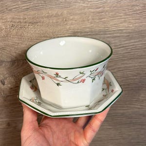 Ceramiczna miseczka i spodek Johnson Brothers England Eternal Beau Dainty Pink Flower Pattern z motywem kwiatów | English Made Pottery Petite Planter