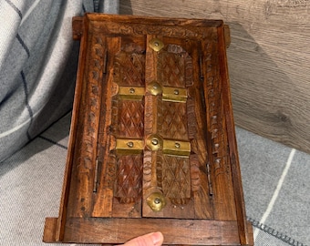 Mini puerta de ventana india vintage tallada a mano en madera marrón y latón, adornada, para colgar en la pared / Coleccionables Jharokha Rajasthani / Antigua casa artesanal