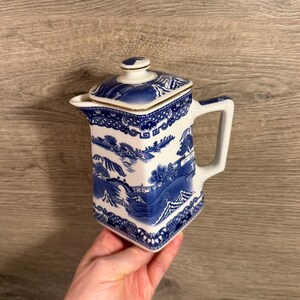 Vintage 1997 Wade for Ringtons Cobalt Blue & White Miniature Maling Replica Jug | Iconic Willow Pattern Lidded Hot Water  Diamond Shape Jugs