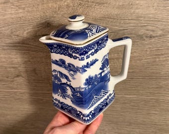 Vintage 1997 Wade for Ringtons Cobalt Blue & White Miniature Maling Replica Jug | Iconic Willow Pattern Lidded Hot Water  Diamond Shape Jugs