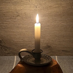 Vintage handgemaakte studiokunst aardewerk volkssteengoed RB ondertekende kandelaar | Met de hand gedecoreerde ronde kandelaar met ring en vingerring