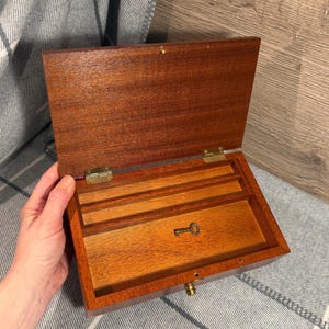 Vintage trälåda med liten nyckel | Liten låsbar retro säker förvaring | Farfars inredning | MCM kontors prydnadsbrickor och arrangörer