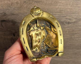 Cinzeiro/Porta-alfinetes vintage em formato de ferradura com cabeça de cavalo e chapéu de jóquei | Artigos para Tabaco Equestres | Decoração para Montaria, Fazendas e Rodeios