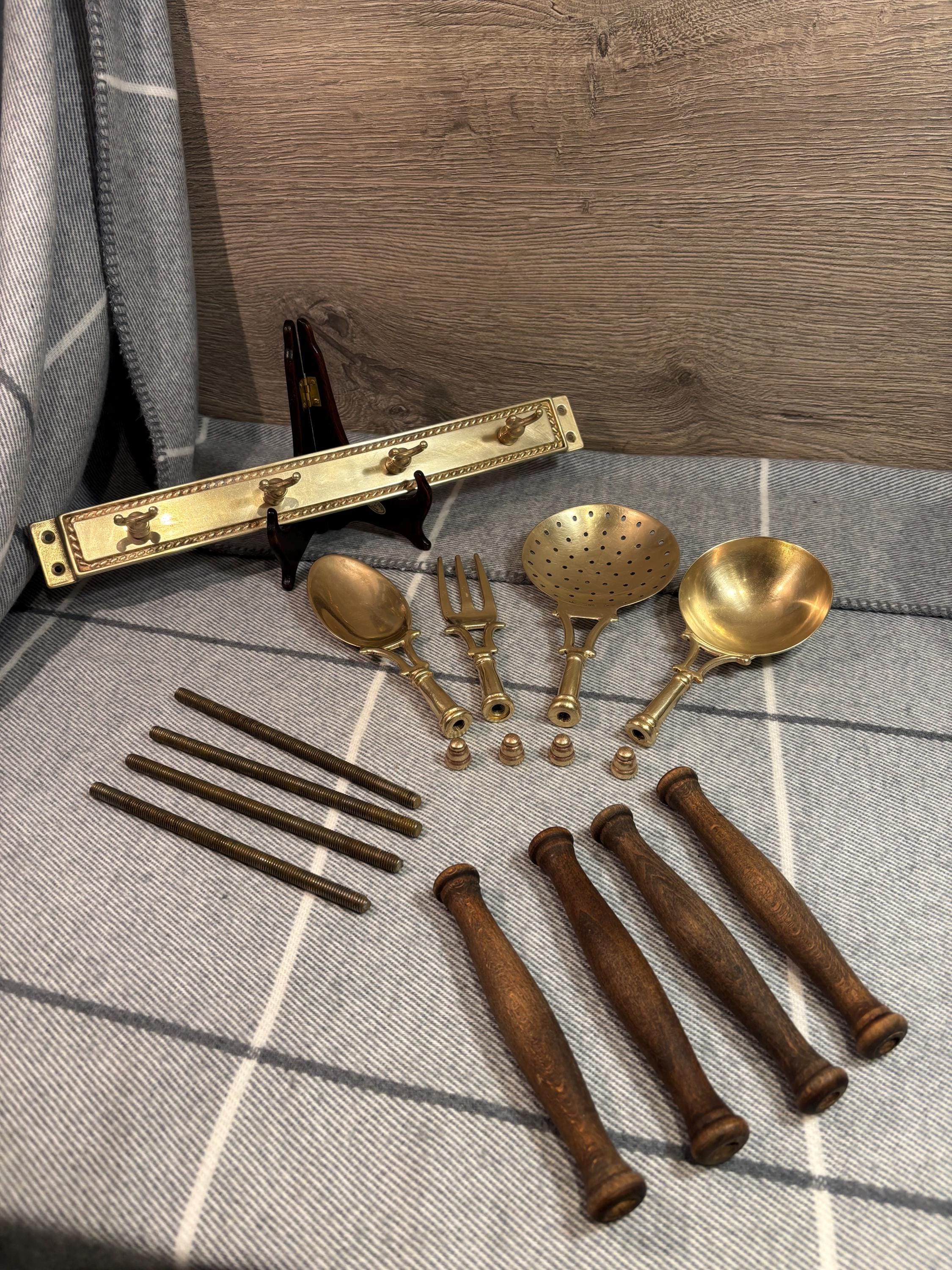 ヴィンテージ真鍮と木製ハンドルの壁掛けレールバー用品4点セット ヴィンテージ真鍮と木製ハンドルの壁掛けレールバー用品4点セット