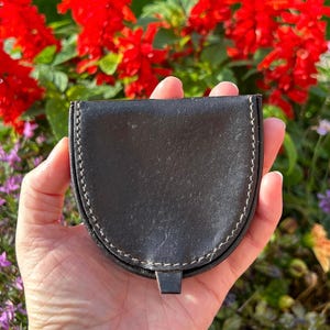 Monedero vintage de piel auténtica en color negro con forma de media luna y dos secciones para guardar monedas, monedero con forma de herradura, billetera unisex antigua