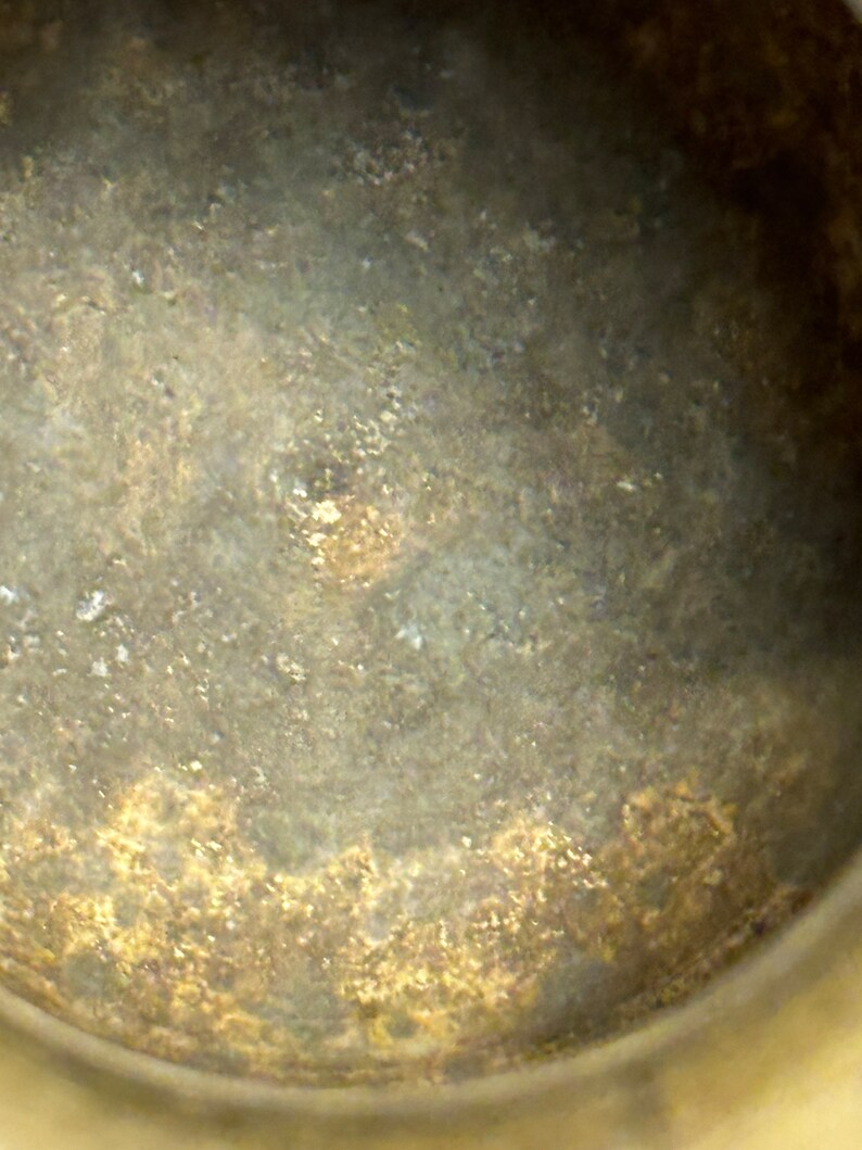 K&ouml;nnte beinhalten: Nahaufnahme einer Oberfl&auml;che aus Messing oder Kupfer mit einer strukturierten, gealterten Optik. Die Oberfl&auml;che hat eine leicht unebene, marmorierte Textur mit einem goldenen Farbton.