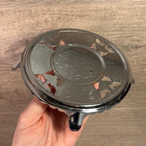 Salvamanteles vintage Mayell de mediados de siglo, de metal cromado patinado en tono plateado con motivo de mariposa y cuatro patas / Soporte retro para vela, tetera y maceta