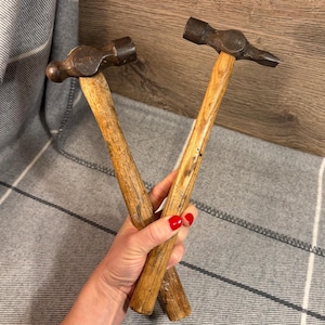 Vintage zwei Hämmer mit Holzgriffen | Retro J.H.S und SWT Superfine Esche B Klasse Werkzeuge | Old School Dads Garage und Werkstatt-Erinnerungsstücke