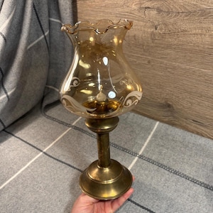 Vintage Bates Messing von Birmingham Hand poliert und lackiert Made in England Hurricane Kerzenhalter Lampe mit Rüschenglas | 1960er Jahre Dekor