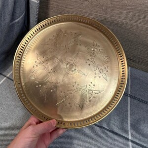 Vintage massief messing geëtst rond galerijblad | Drankjesserver met gegraveerde bloemen | MCM-benodigdheden voor barbenodigdheden | Goudkleurige kaarsenhouder
