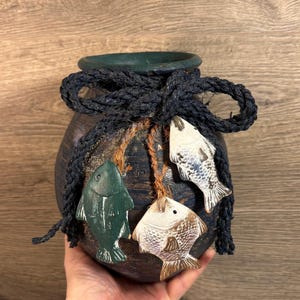 Rustikale Vintage-Vase aus schwerem Fischerseil mit drei Fischen | Wohnaccessoire für Wasser- und Amphibienliebhaber | Maritime und Küsten-Dekoration | Geschenk für Männer