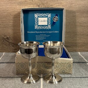 Zabytkowe srebrzone kielichy Cavalier Reproduction Georgian Claret Goblets wyprodukowane w Anglii w oryginalnym pudełku - zestaw 2 sztuk | Wózek na napoje MCM Barware