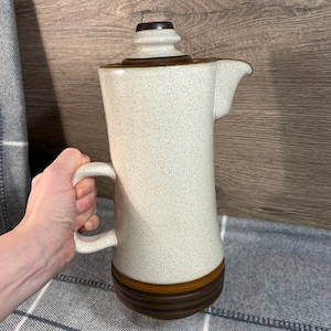 Vintage 1970er Jahre Denby schwere große Steinzeug Töpferscheibe Kaffeekanne | Mid Century Sammlerstück Küchenutensilien | Traditionelle Kunst Made in England