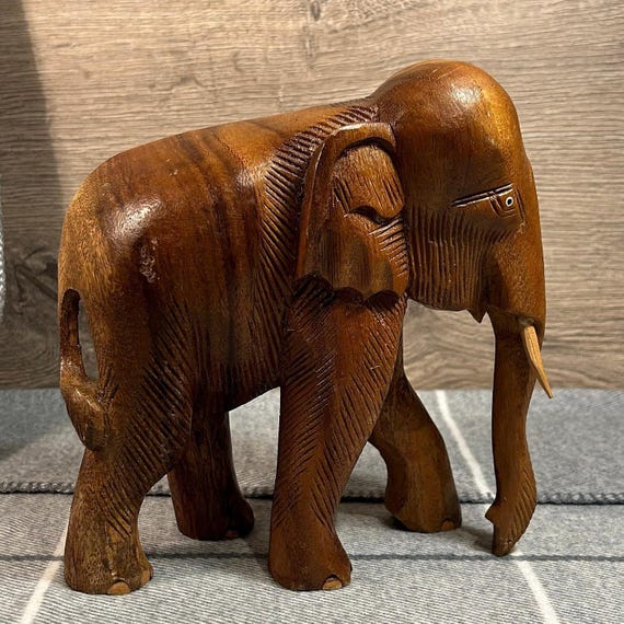 木彫りの大きい象チーク材