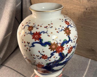 Jarrón dorado grande con diseño de cerezo estilizado de porcelana japonesa Fukagawa vintage / Decoración oriental para el hogar en azul, blanco, dorado y naranja quemado