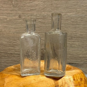 Bottiglie di vetro trasparente per farmacisti e farmacisti, antiche e minimaliste, vintage - Set di 2 / Arte decorativa da collezione di farmacisti e farmacisti molto antichi