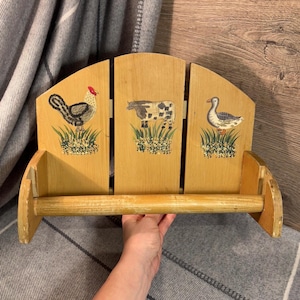Vintage Whimsical Kitsch Primitive Pintado à Mão Galo, Vaca e Pato Suporte de Papel Toalha de Parede de Madeira | Country Kitchenalia Essentials