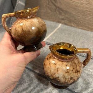 Vintage Mid Century 'Foreign' Zwei passende kleine vergoldete Kunstkeramik Krug Vasen | MCM Wohnaccessoires | Zierliche goldbraune Lava Töpfe