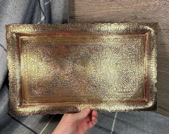 Bandeja grande rectangular oblonga, hecha y grabada a mano en la India, con diseño de pavo real y trébol grabados / Coleccionable indio de mediados de siglo (MCM)
