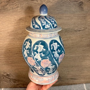 Vintage roze en smaragdgroene oosterse bloemen acanthusrol met deksel en gemberpot | China's kleurrijke middelgrote pot | Chinese Swirl-opslag