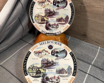 2 platos decorativos vintage del Melbourne Millennium Trust (2000). Se venden por separado. Cruck & Thatched Cottages. Coleccionista de Kings Newton, Derbyshire.
