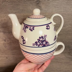 Tetera con cuadros florales en violeta y rosa de Avon UK, 2 en 1, usada en 2014, en caja original / Relájese y descanse para uno / Objetos de colección para preparar una taza de café por la mañana