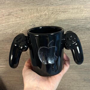 Preloved zwarte keramische gamermok | Game-over-koffiemok met pixelsticker | Controllervormige theekop | Games Glazed Kitchenalia