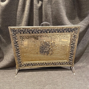 Pantalla decorativa para chimenea de latón martillado y madera, estilo victoriano vintage, con escena de cocina familiar, repujado y repujado / Decoración para chimenea inglesa