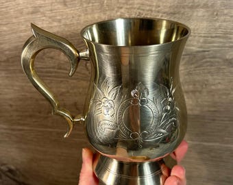 Caneca de bar vintage em latão dourado com pedestal e alça pontiaguda e curvada | Acessórios colecionáveis para garagem/oficina masculina | Canecas antigas de metal dourado
