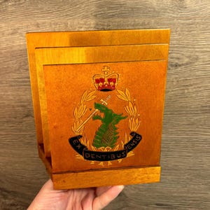 Insignia de gorra de oficial del cuerpo dental del ejército real, porta cartas de correspondencia MCM, hecha a mano antigua, de Ex Dentibus Ensis, "De los dientes, una espada"