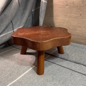 Vintage Primitive Rustikaler 3-Bein Mini Hocker Indoor Blumentopf Halter Stand | MCM Umfunktionierte Barhocker | Alte Bauernmöbel für die Scheune