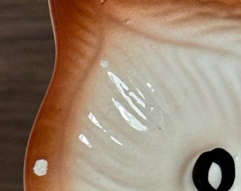 ヴィンテージ - 欠けた - ブラウンクリーム色の陶器製フクロウの壁掛け