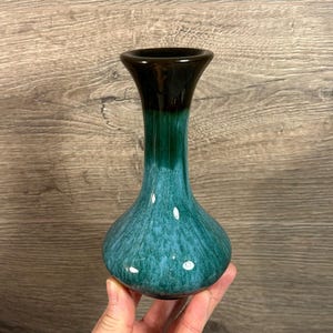 Vintage gestempelt BMP Blue Mountain Pottery Canada Kleine glatte grüne Tropfglasur-Vase | Sammlerstück Mid Century Kanadische Studio Kunst Keramik