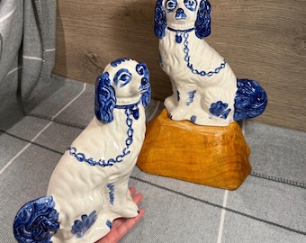 Vintage handgeschilderde kobaltblauwe en witte staffordshire-spaniëls paar mantelwally honden | Engels iconisch klassiek beschermend decor