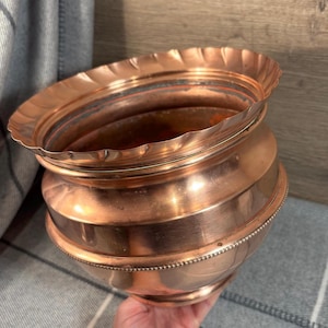 Jardinière de fleurs ronde en cuivre à bords ébouriffés de 1,3 kg | Accessoire de décoration intérieure Mid-Century | MCM Plantes d'intérieur, feuillage et verdure d'intérieur