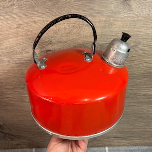 Bouilloire de camping rustique rouge verni rouge Prov vintage avec poignée pivotante | Vacances Flower Power à l'ancienne | MCM Retro Kitchenalia Collectibles