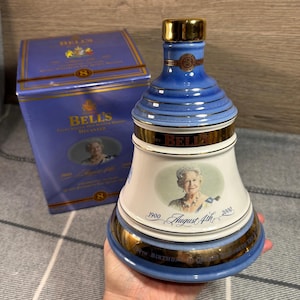 Vintage 4. August 2000 Echte Wade Porzellan Karaffe von Bell's 8 Jahre altem Extra Special Scotch Whisky zum 100