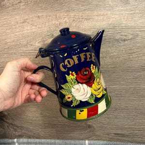 Vintage handgeschilderde Guder buitenlands metaal emaille volkskunst bloemen koffiezetapparaat waterkoker | Emaille Kitchenalia | Oude rustieke keuken, servies