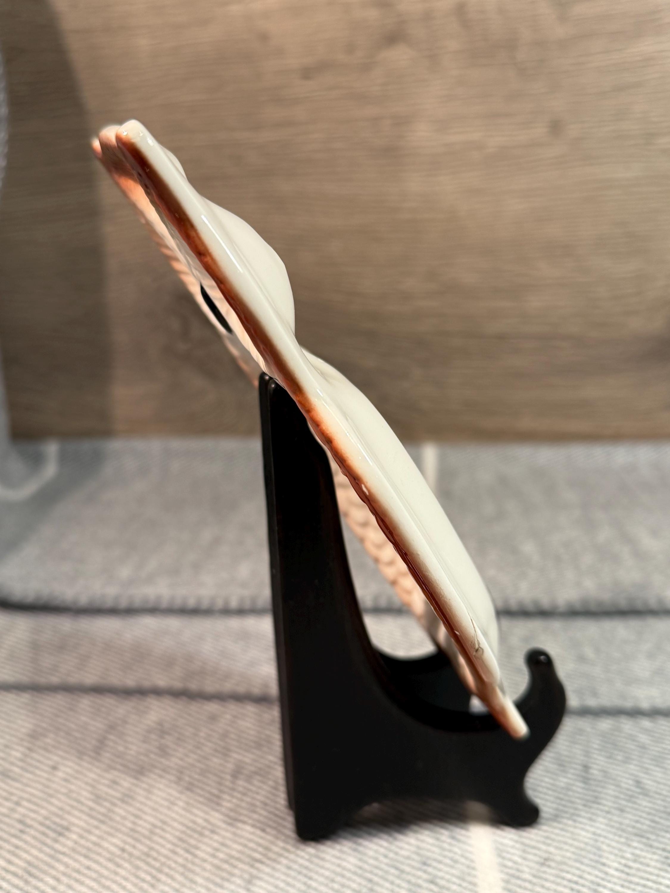ヴィンテージ - 欠けた - ブラウンクリーム色の陶器製フクロウの壁掛け