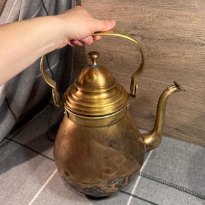 Vintage Rustik Mässing Jumbo XXL Stor Vattenkokare med Svänghandtag | Gamla Lantliga Lantliga Samlarobjekt | Väl Begagnad Överdimensionerad Kitchenalia Decor