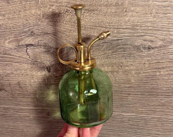 Vintage Messing & Grün leicht getäfelt Glas Haus Pflanzen Mister | Pflanzenzubehör Pumpsprüher | Botanische feuchtigkeitspflege Pflanzensorgfalt